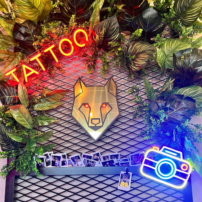 En kreativ fotovägg full av tatueringskonst och minnen.