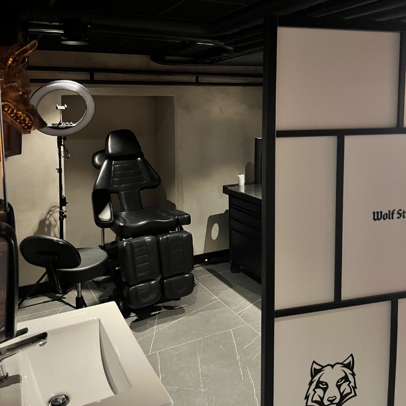 En bild som visar den avskilda avdelningen för mer privata tatueringar.
