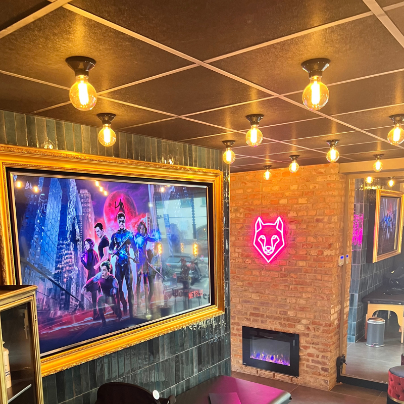 En tatueringskund njuter av musik och underhållning under sessionen.