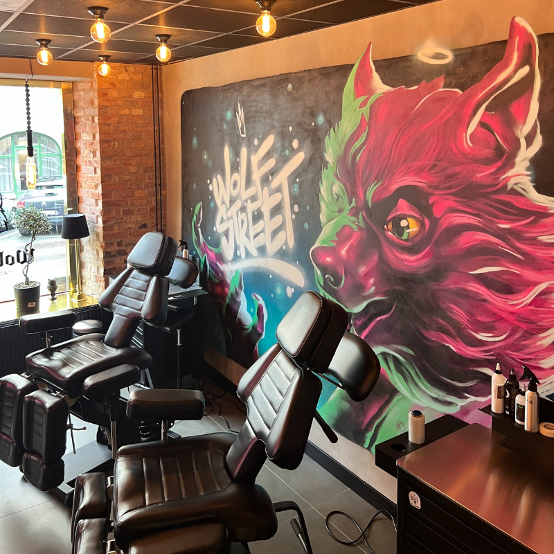 Våra ergonomiska tatueringstolar redo för kreativitet.